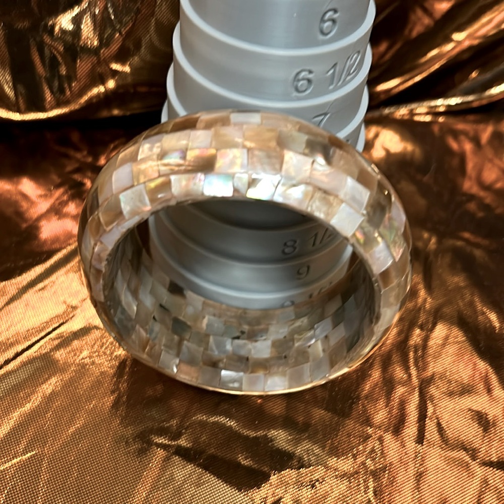 Solid show all sides lovely piece 7 1/2 inch cuff